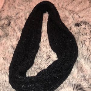 Black infinite scarf